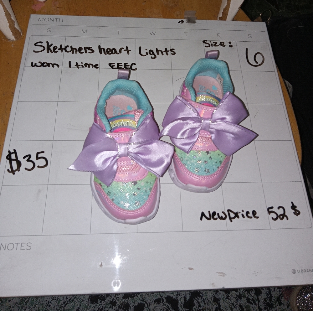 Sketchers heart light tennis shoes